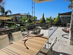 Serene Three-bedroom Retreat in Unforgettable Setting