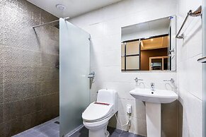 Hotel Forest River Novel