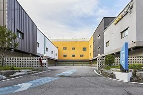 Hotel Forest River Novel