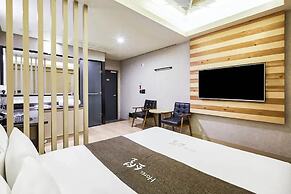 Hotel Forest River Novel