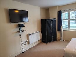 1 Bed Flat - Sleeps 4 - Parking - Wifi