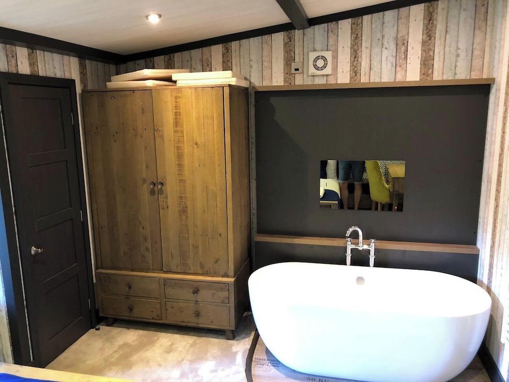 Pet Friendly Lodge - Sleeps 6