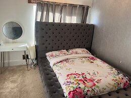 Captivating 4-bed House in Wakefield