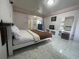 OYO 75494 President Apartment