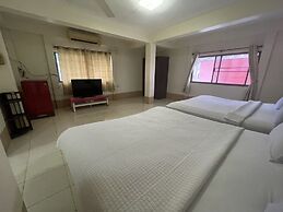 OYO 75494 President Apartment