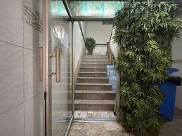 OYO 75494 President Apartment