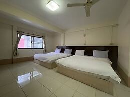 OYO 75494 President Apartment