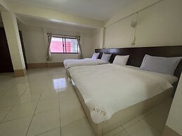 OYO 75494 President Apartment
