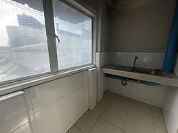 OYO 75494 President Apartment