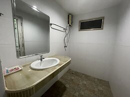 OYO 75494 President Apartment