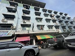 OYO 75494 President Apartment
