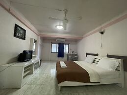 OYO 75494 President Apartment