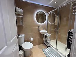 1 Bed Flat - Sleeps 4 - Parking - Wifi