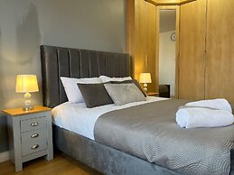 1 Bed Flat - Sleeps 4 - Parking - Wifi