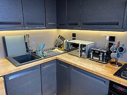 1 Bed Flat - Sleeps 4 - Parking - Wifi
