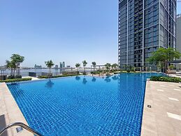 GLOBALSTAY. Creek Edge Tower Apartments