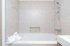 GLOBALSTAY. Creek Edge Tower Apartments