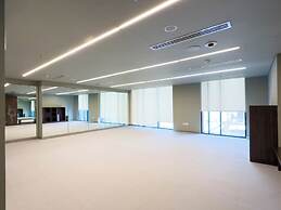 GLOBALSTAY. Creek Edge Tower Apartments