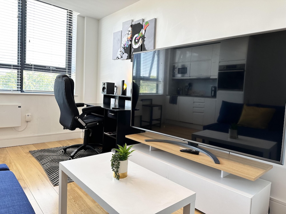 Condo Apartment With Workspace
