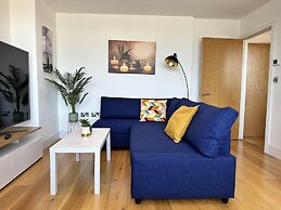 Condo Apartment With Workspace