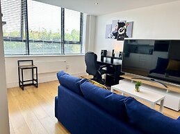 Condo Apartment With Workspace
