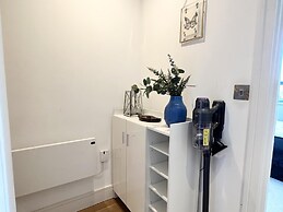Condo Apartment With Workspace