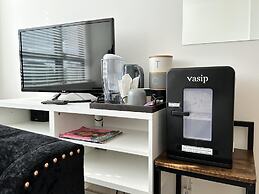 Condo Apartment With Workspace
