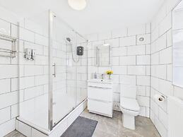 Central Guest Room - En-suite, Parking