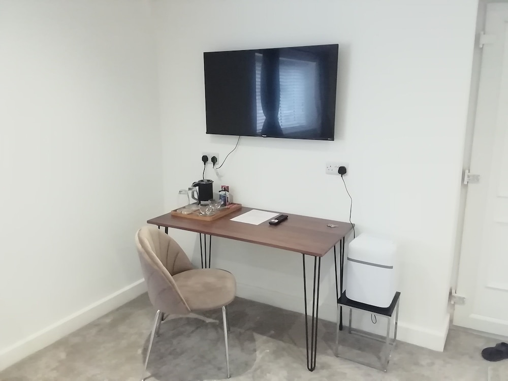 Central Guest Room - En-suite, Parking
