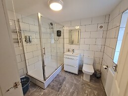 Central Guest Room - En-suite, Parking