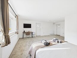 Central Guest Room - En-suite, Parking