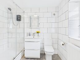 Central Guest Room - En-suite, Parking