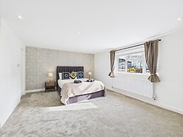 Central Guest Room - En-suite, Parking