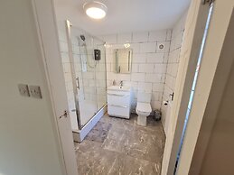 Central Guest Room - En-suite, Parking