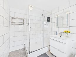 Central Guest Room - En-suite, Parking