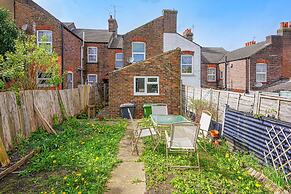 5 Bed House - Sleeps 10 - Parking - Wifi