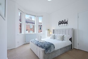 5 Bed House - Sleeps 10 - Parking - Wifi