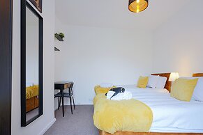 5 Bed House - Sleeps 10 - Parking - Wifi