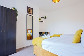 5 Bed House - Sleeps 10 - Parking - Wifi