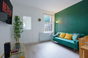 5 Bed House - Sleeps 10 - Parking - Wifi
