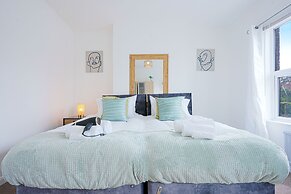 5 Bed House - Sleeps 10 - Parking - Wifi