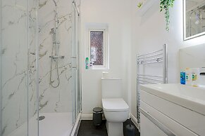 5 Bed House - Sleeps 10 - Parking - Wifi