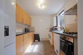 5 Bed House - Sleeps 10 - Parking - Wifi