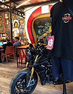 Cafe Moto Hostel