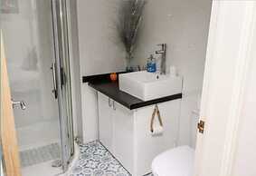 1 Bed Studio Sleeps 4 - Seaside, Dog Friendly