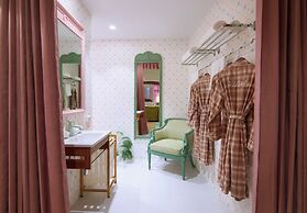 KITSCH HOTEL