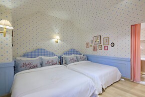KITSCH HOTEL