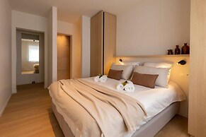 Stunning Apartment on top Location With Parking