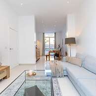 Stylish Duplex Apartment in a Renovated Town House