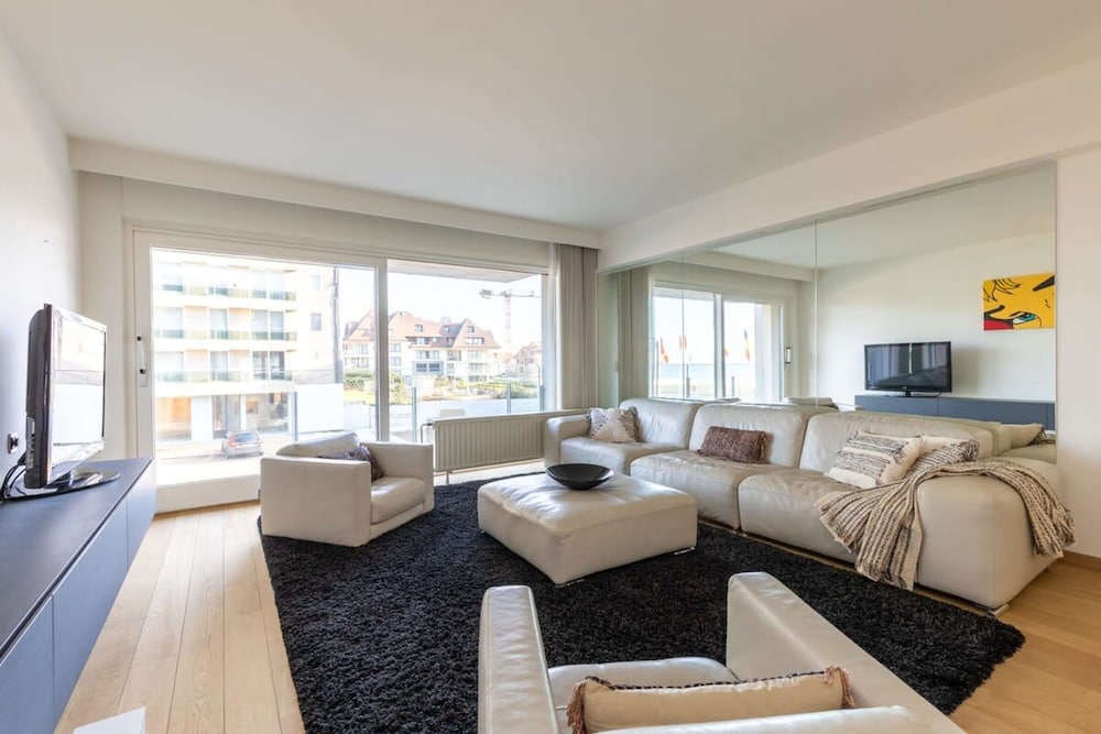 Modern Apartment at the Beach With Parking